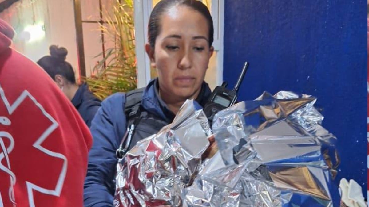 ¡Héroes! Policías de León ayudan a una mujer a dar a luz a su bebé dentro de su domicilio
