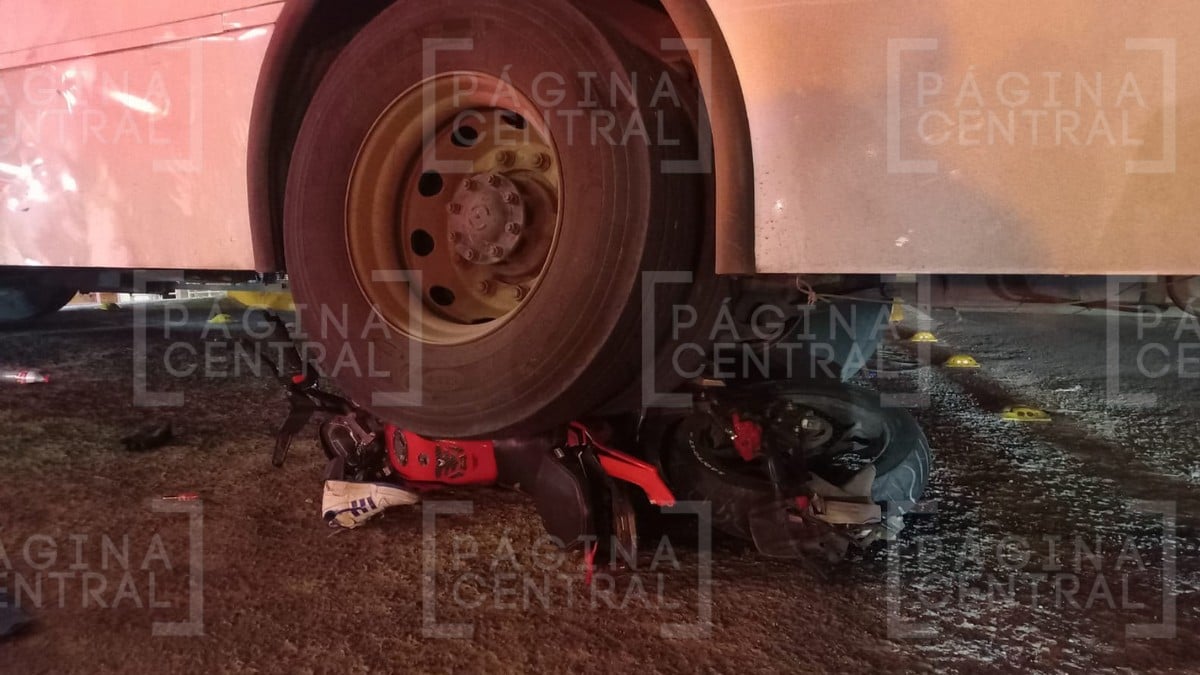 ¡Terminaron bajo las llantas! Motociclistas chocan con un camión en el San Juan Bosco