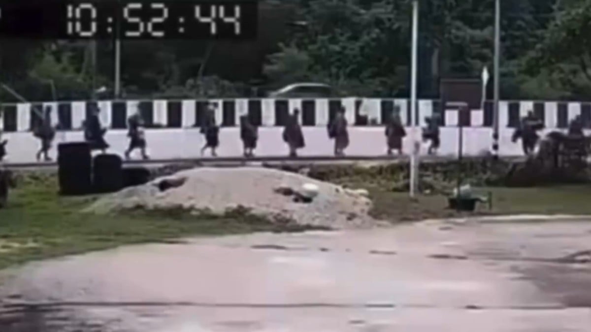 VIDEO Niño de 11 años roba una camioneta y atropella una procesión de monjes; 9 murieron