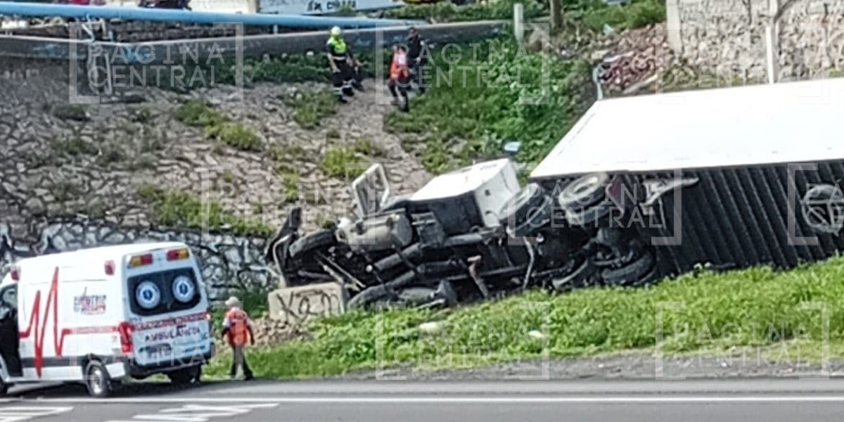 ¡De milagro! Vuelca tráiler en la autopista León–Aguascalientes y el chofer sale ileso