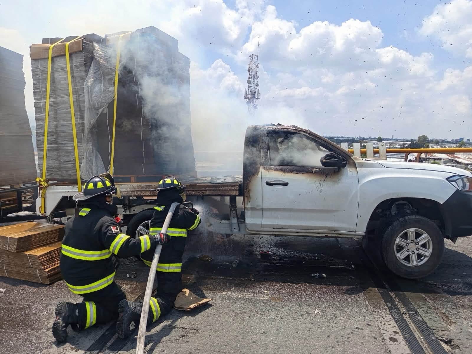 Fuerte incendio de camioneta de carga causa cierres viales en Juan Pablo II