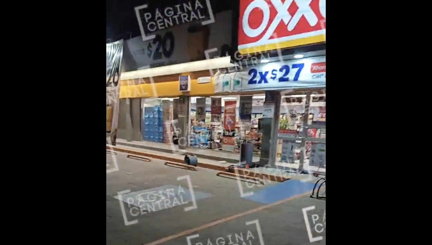 Atacan a balazos a 'viene viene' afuera del Oxxo Torres Landa y hasta los vidrios rompieron