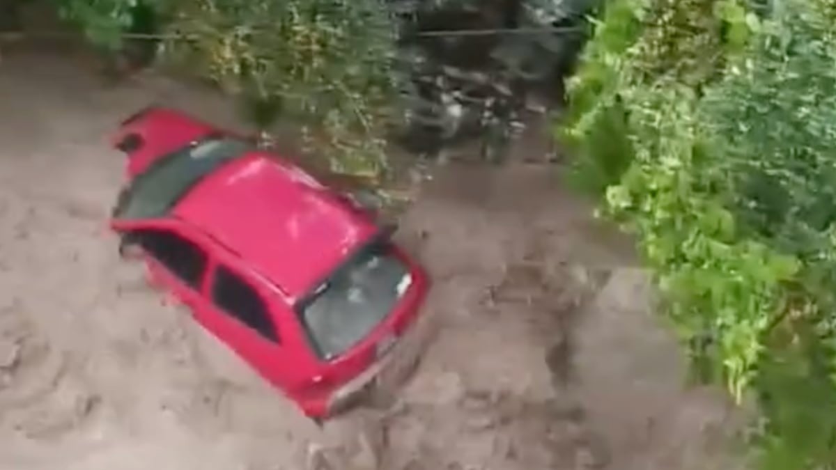 VIDEO ¡Se lo llevó! Arroyo se lleva auto tras intensas lluvias