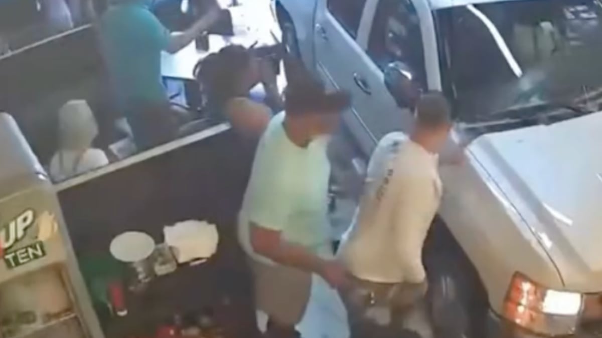 VIDEO ¡Cena de terror! Se estrella contra restaurante