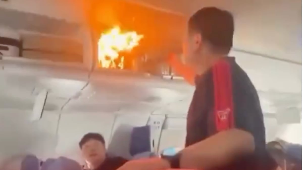 VIDEO ¡Miedo en el aire! Fuego en la cabina del avión, esto pasó