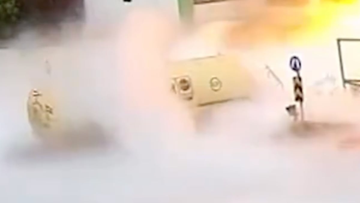 VIDEO ¡Terror en la caseta! Explota pipa al llegar a peaje