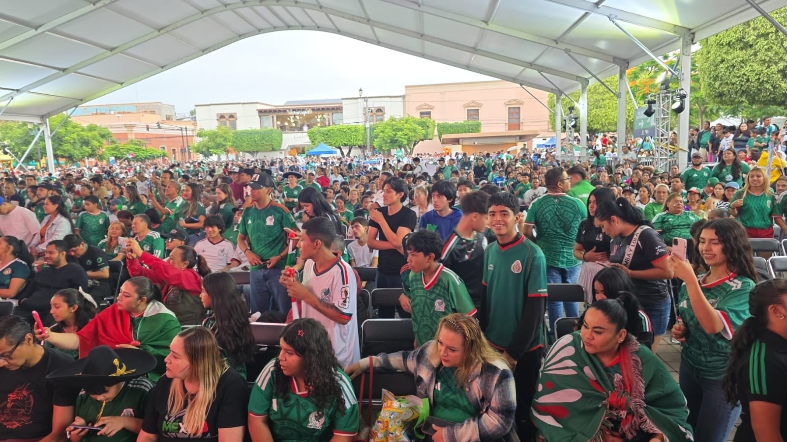 ¡Fiesta total! Así se vive el ambiente en la Plaza Expiatorio ante el México-Inglaterra