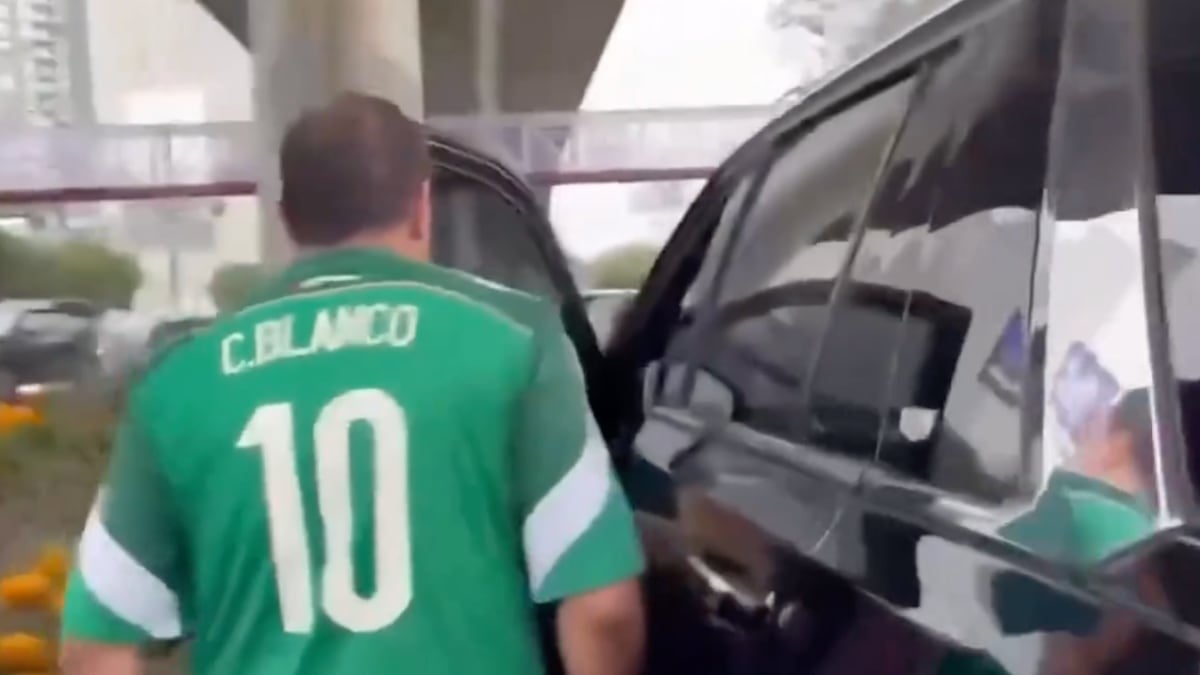 Manifestantes agreden camioneta de Cuauhtémoc Blanco rumbo al México vs Inglaterra