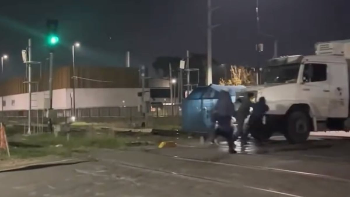 VIDEO ¡Hombres de acción! Se juntan para sacar camión de las vías