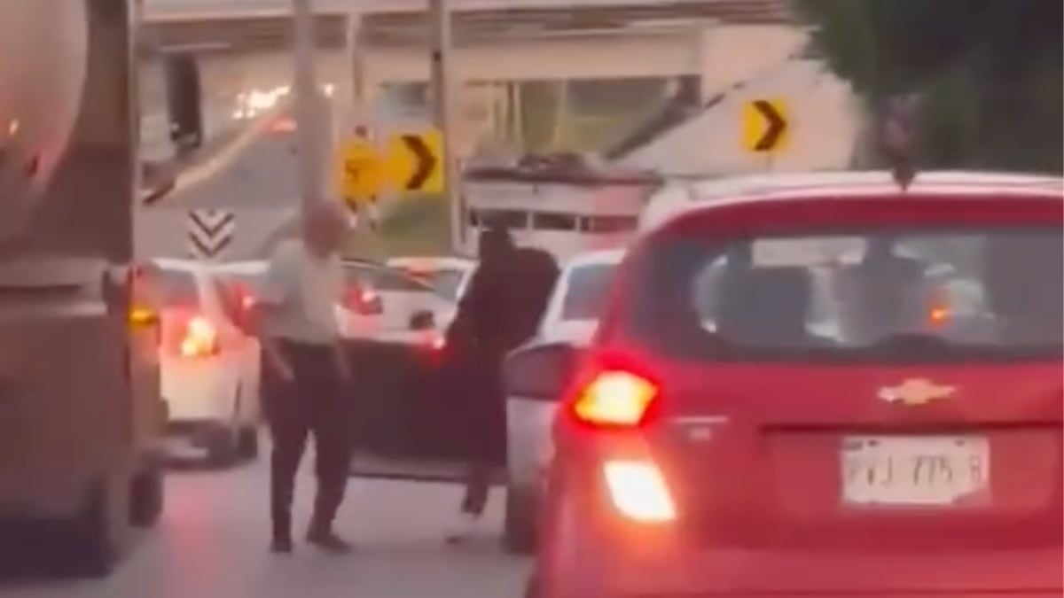 VIDEO ¡Y nadie hace nada! Despojan con violencia a abuelito de su vehículo