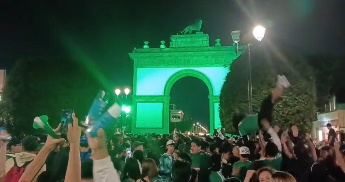 Leoneses celebran con orgullo en la Calzada pese a la eliminación de México