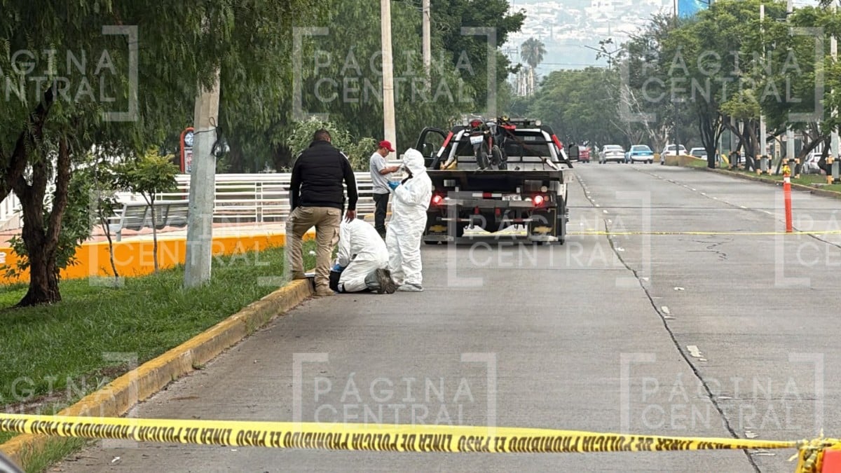 ¡Tragedia! Mujer motociclista muere tras chocar con un poste en el bulevar Las Torres