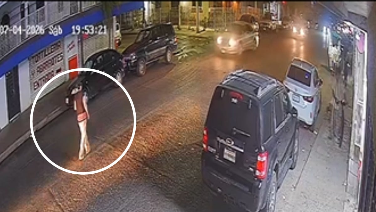VIDEO ¡Brutal accidente! Auto atropella a una mujer que cruzaba la calle y se da a la fuga