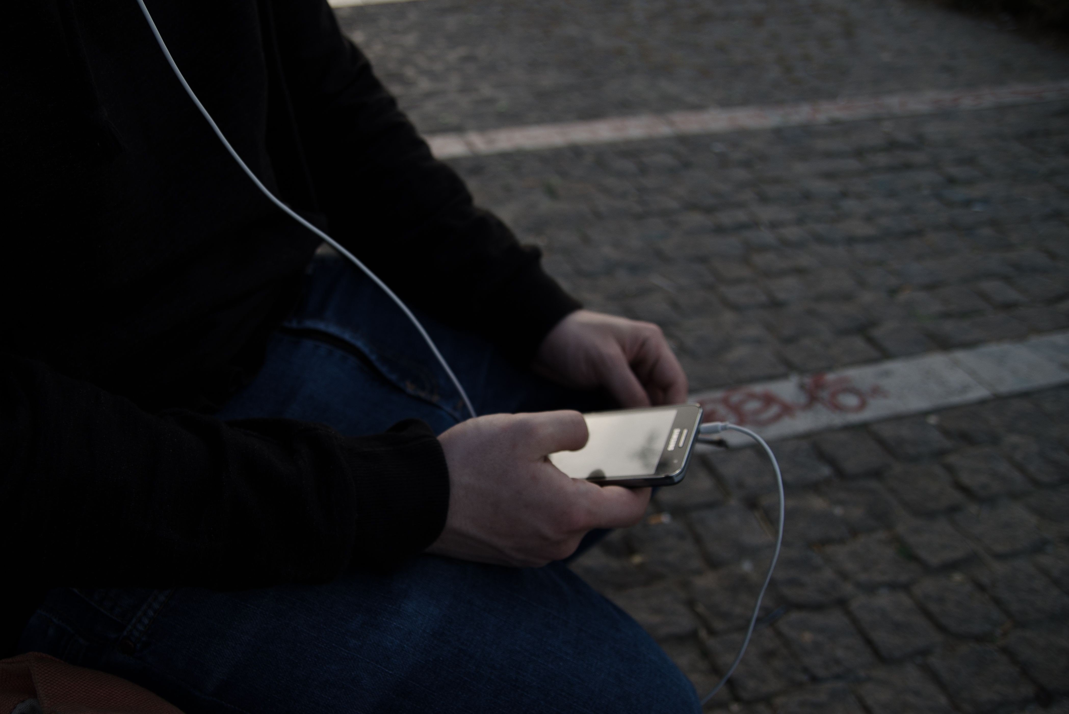 ¿Por qué se calienta el cargador del celular? Ten cuidado con estas señales