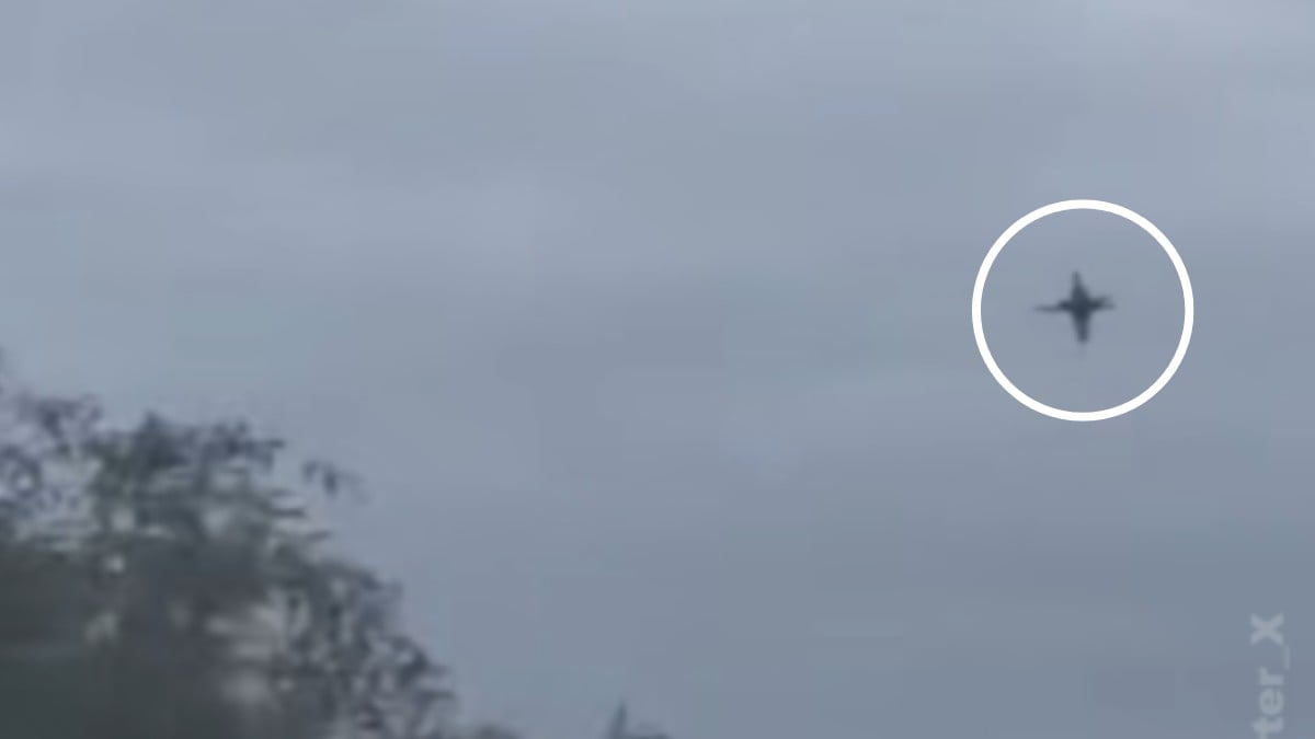 VIDEO ¿Están entre nosotros? Captan presunto OVNI con forma de cruz sobrevolando el cielo