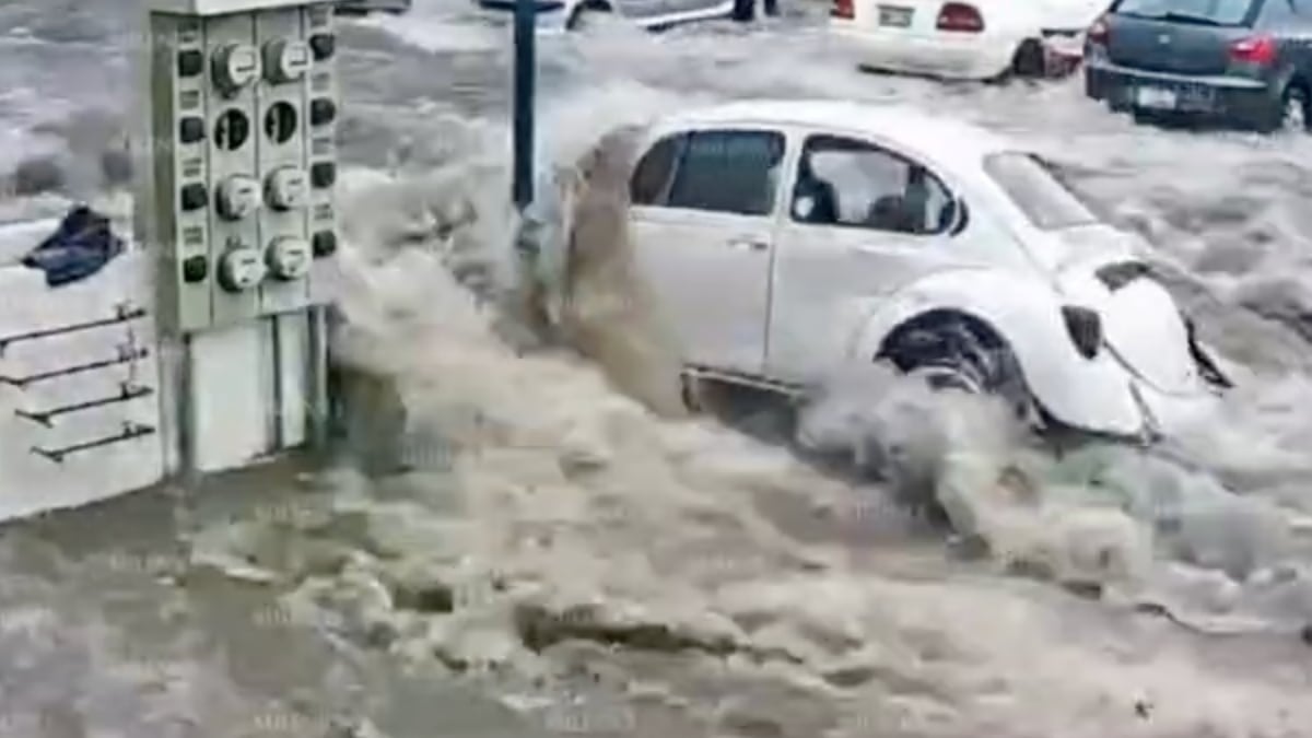VIDEO ¡Inundación fétida! Se desborda planta tratadora en zona residencial
