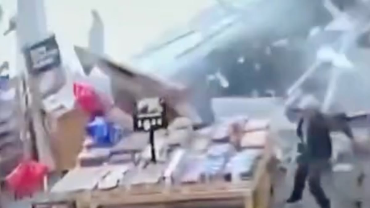 VIDEO ¿Los niños están bien? Esto pasó cuando un vehículo chocó contra un Kinder