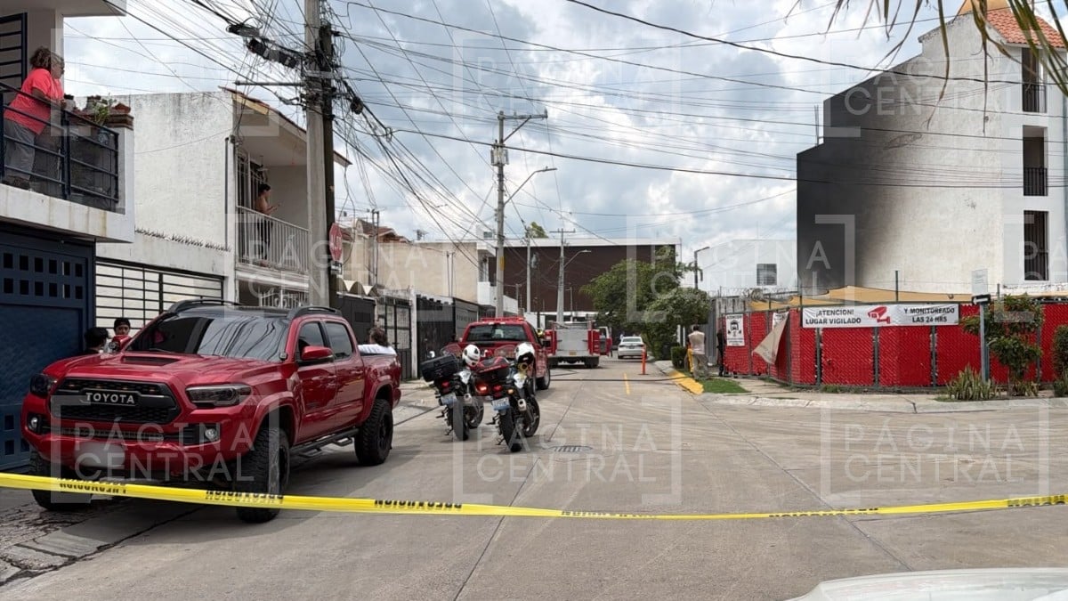 ¡De pronto comenzó a arder! Auto se incendia en cochera en León; vecinos intentaron apagarlo