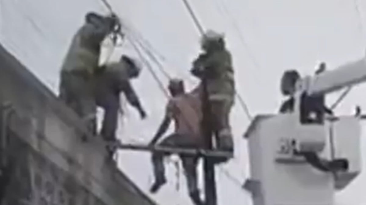 Ladrón atrapado en un poste