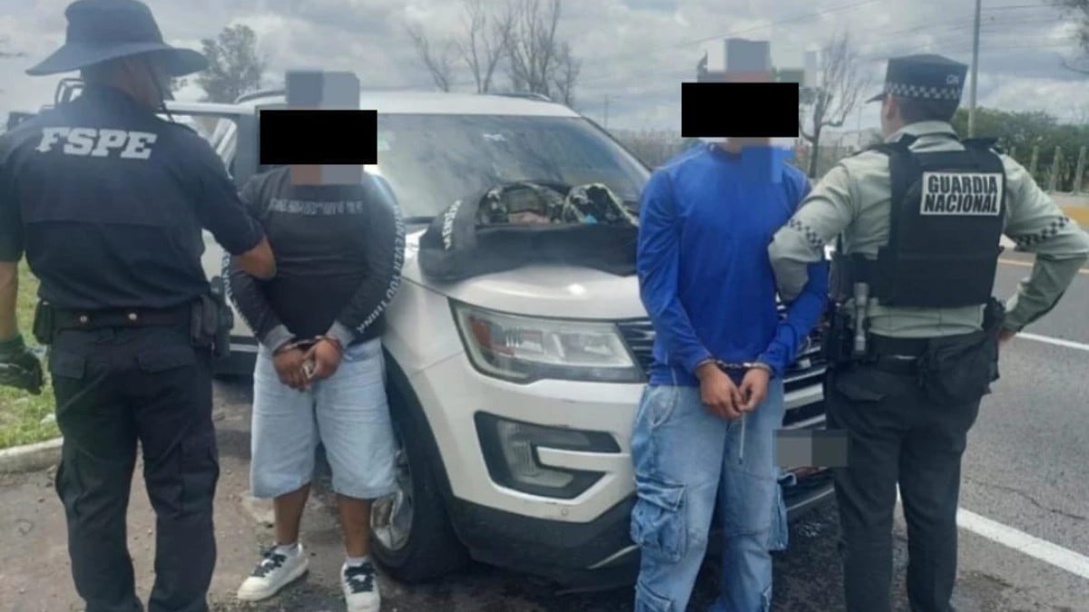 Detienen a dos jóvenes en la carretera en Apaseo el Grande; llevaban un millón 600 mil pesos