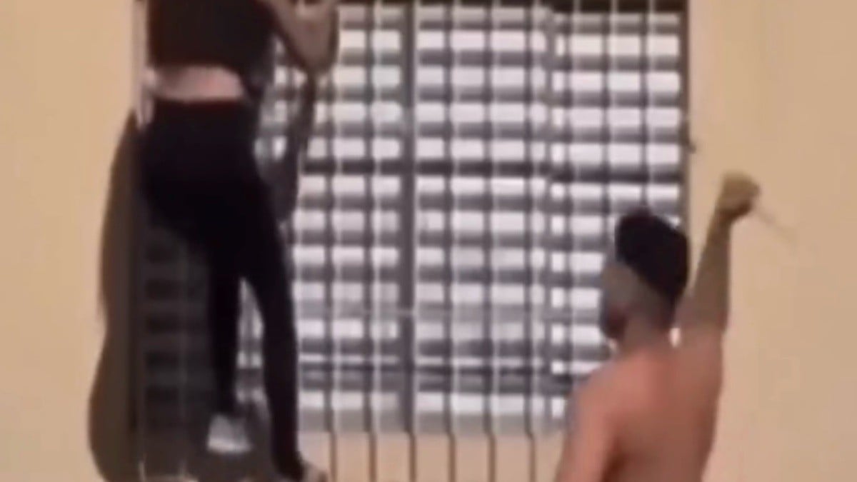 VIDEO ¡A palazos! Bajan a grafitera antes de que pudiera pintar