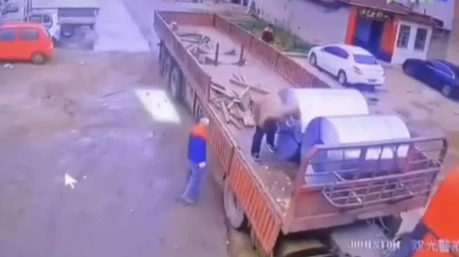 VIDEO Impactantes imágenes: Bobina de acero se desprende y aplasta a un trabajador