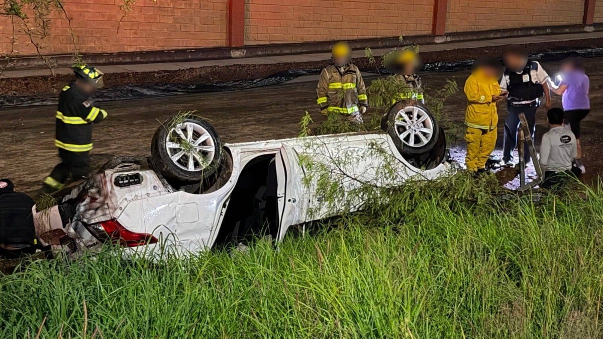 Lluvia provoca volcadura: Conductor resulta ileso tras accidente en libramiento Morelos