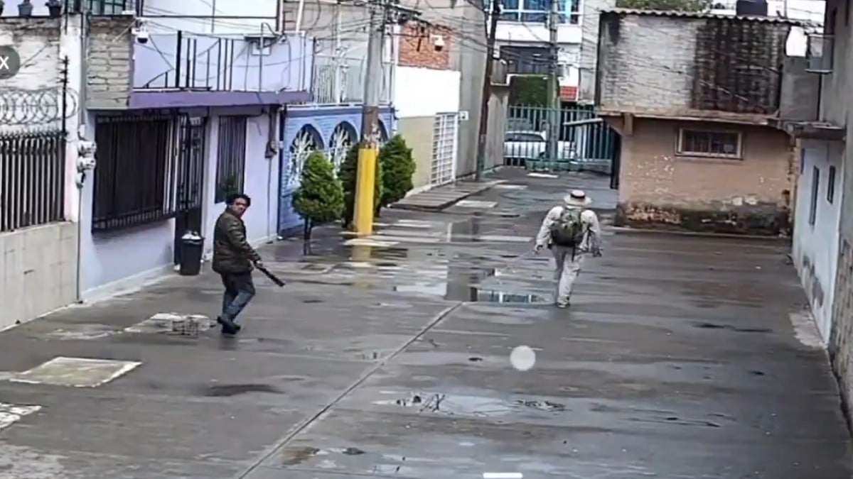 VIDEO ¡Sin deberla ni temerla! Hombre ataca a otro con un tubo sin razón aparente