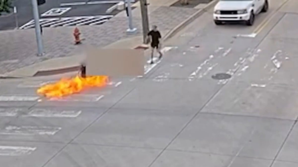 VIDEO ¿Por qué lo hizo? Sujeto arroja bomba molotov contra un hombre en silla de ruedas