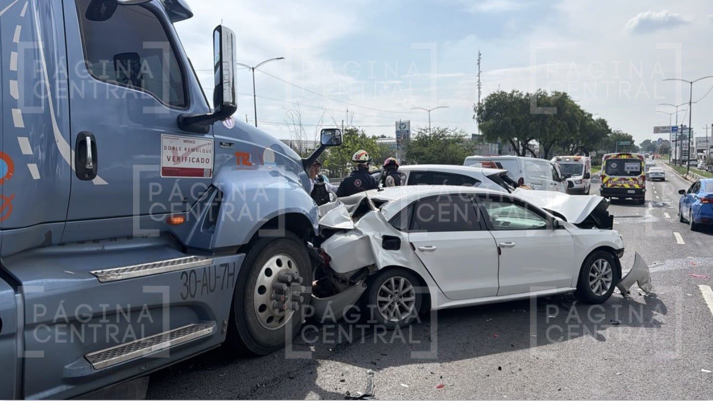 ¡Caos vial en bulevar Aeropuerto! Carambola entre tráiler y siete autos