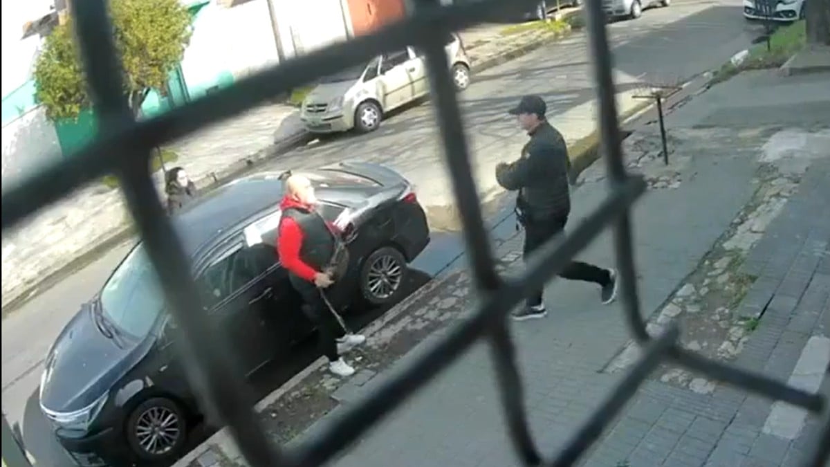 VIDEO Intentaron robar a un expolicía, pero este iba armado y les disparó; mató a uno