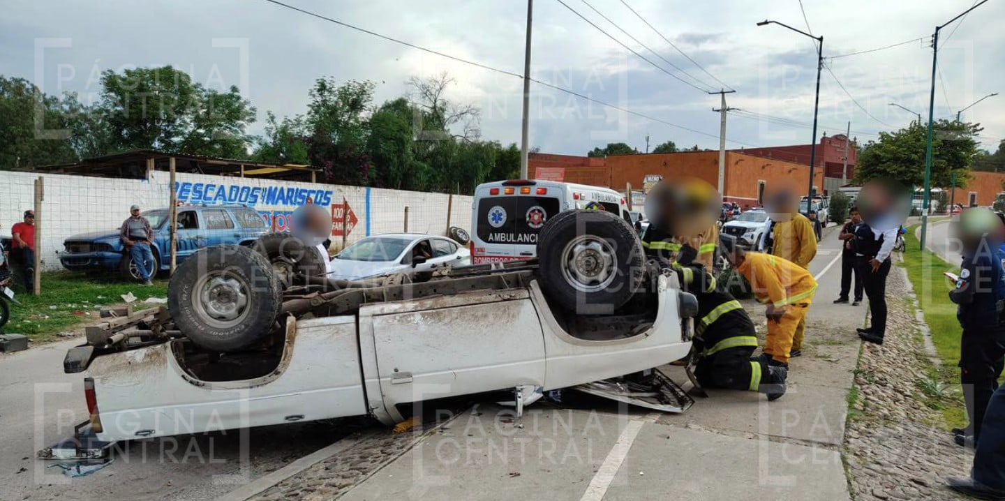Volcadura en bulevar Aristóteles deja a conductor atrapado en Las Joyas