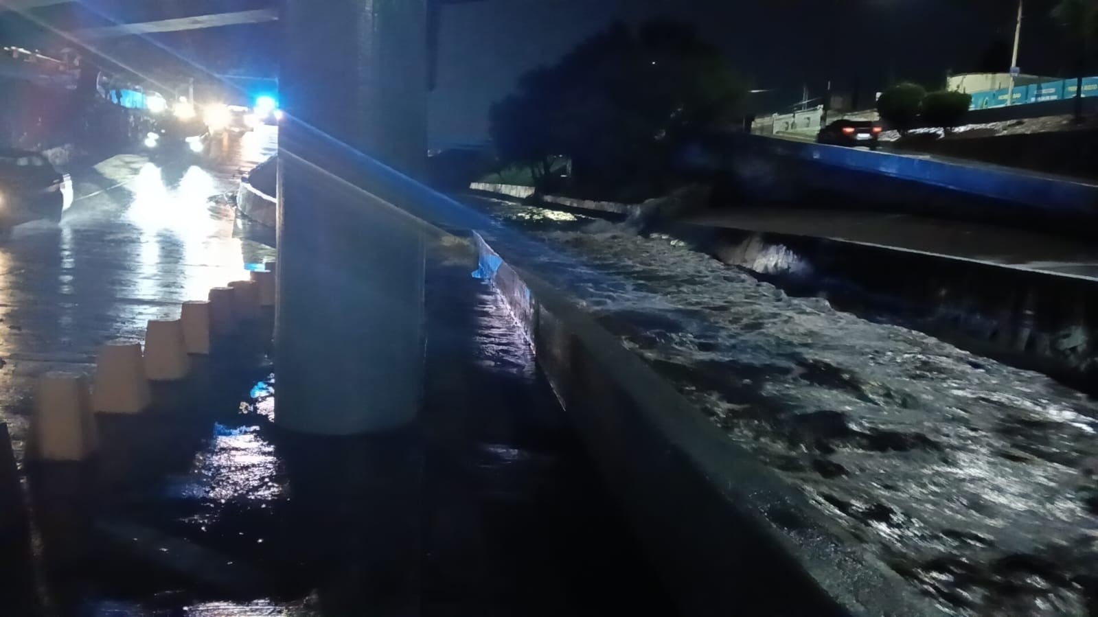 Tromba en León provoca cierre del Malecón del Río y anegaciones