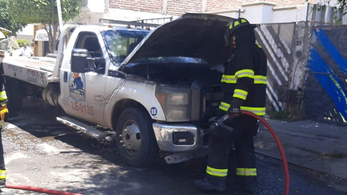 ¡En llamas! Conductor logra escapar del incendio en una grúa en Villas de Nuestra Señora de la Luz I