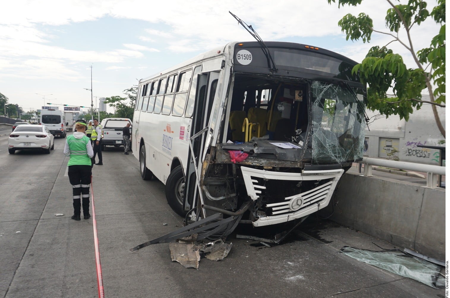 Muere pasajero de autobús tras choque contra moto en Zapopan