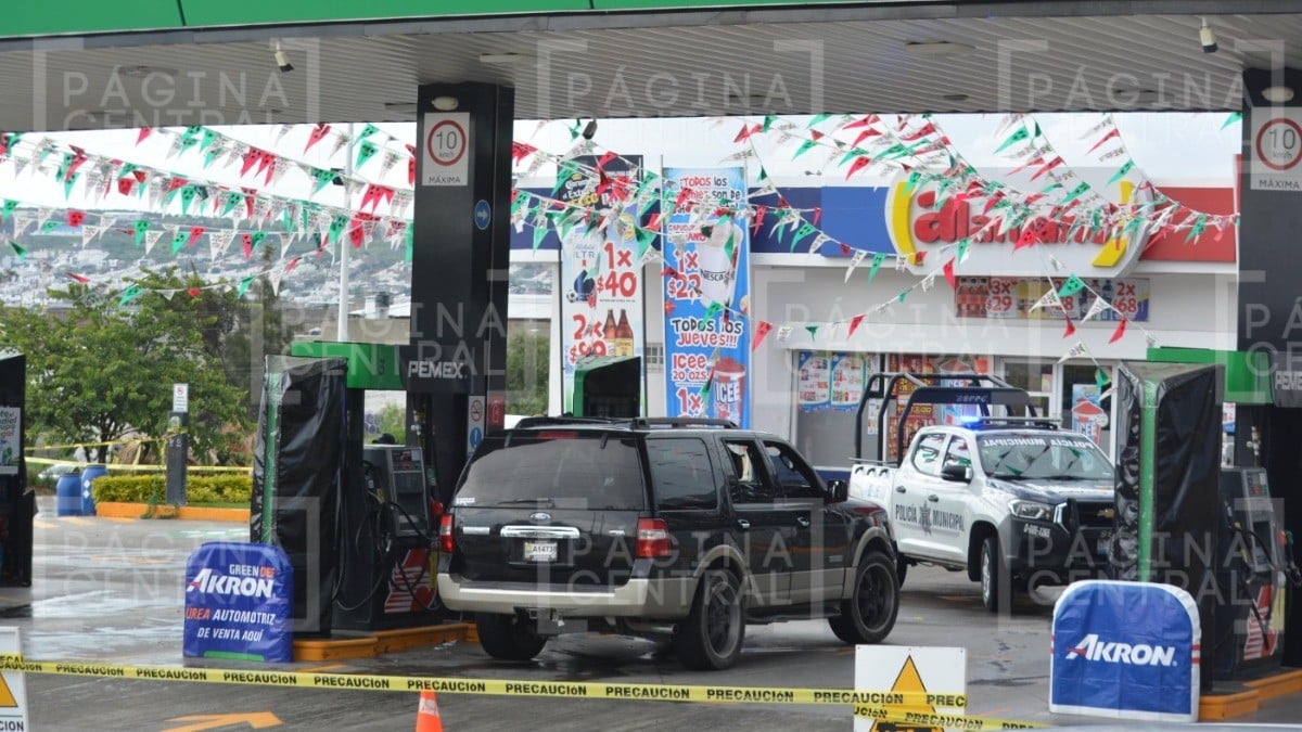 Atacan a balazos a tripulantes de camioneta mientras cargaban gasolina en Las Joyas