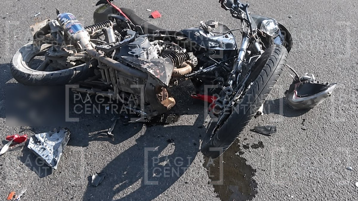 Un motociclista resultó gravemente herido al chocar contra una camioneta detenida sobre el libramiento Morelos; fue trasladado de urgencia a un hospital