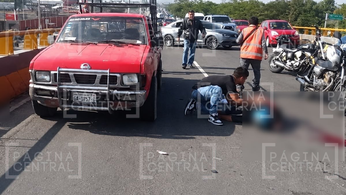 Motociclista sufre graves lesiones tras chocar contra camioneta en Fracciones Cañada De Alfaro