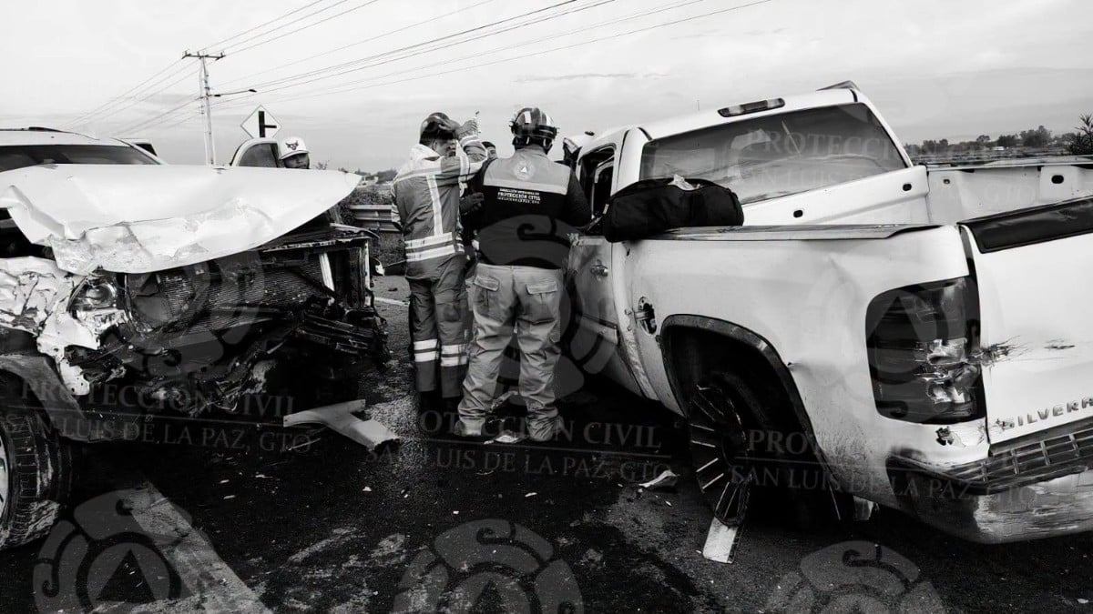 ¡Conductor quedó prensado! Tráiler choca contra dos camionetas en carretera de Guanajuato