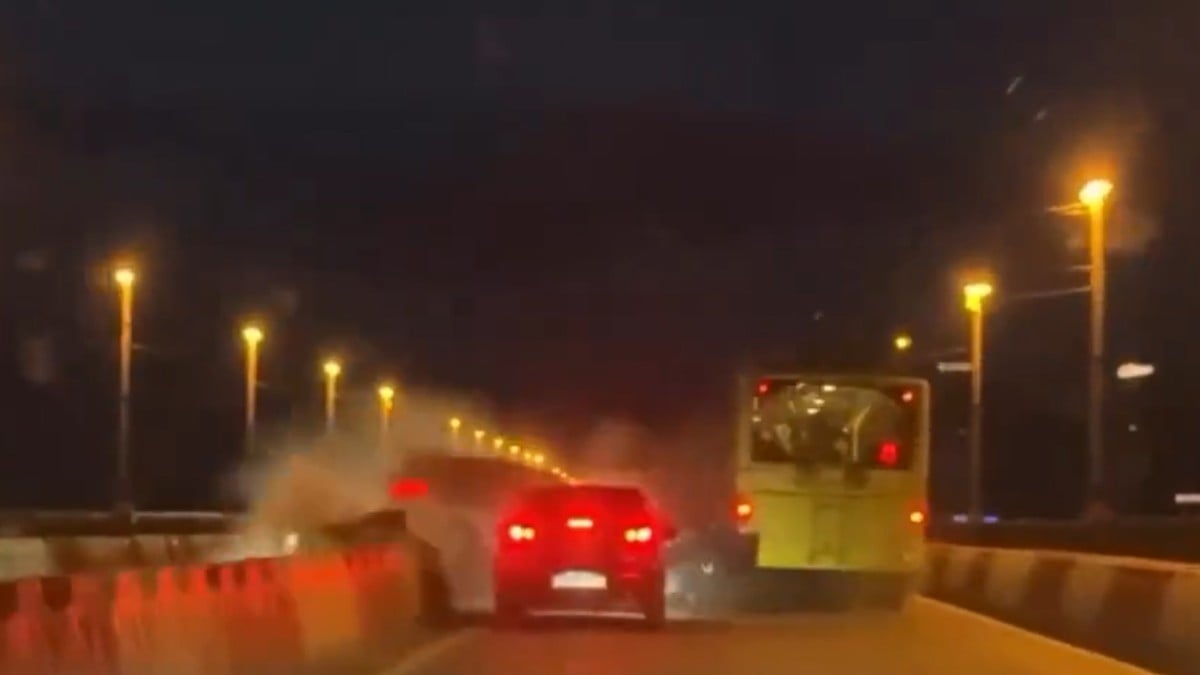 VIDEO Conductor intenta rebasar en un puente, pero acaba chocando en el muro de contención