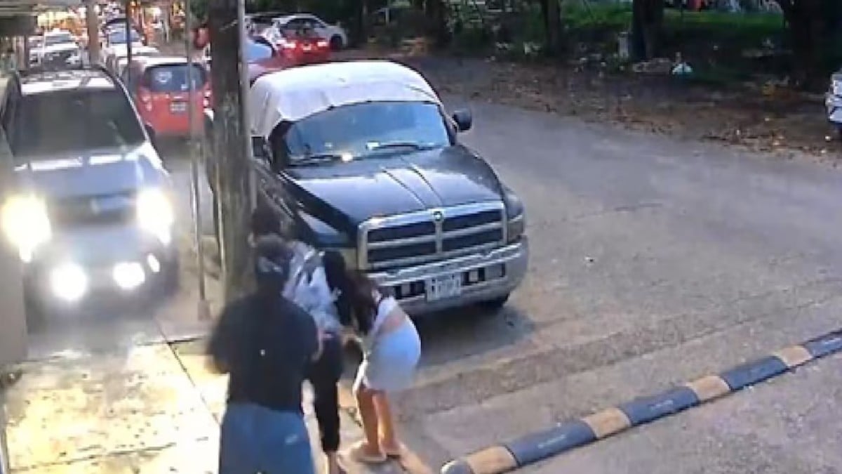 VIDEO ¡Casi los arrolla! Camioneta invade la banqueta y por poco atropella a una familia