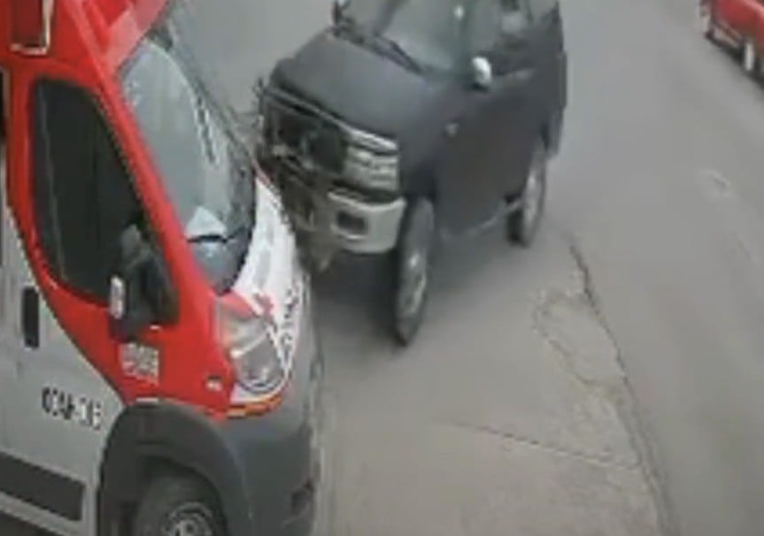 VIDEO ¡Emergencia! Choca contra ambulancia detenida y se da a la fuga