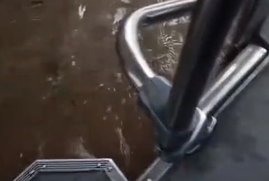 VIDEO ¿Camión o submarino? Fuertes lluvias siguen causando estragos en México
