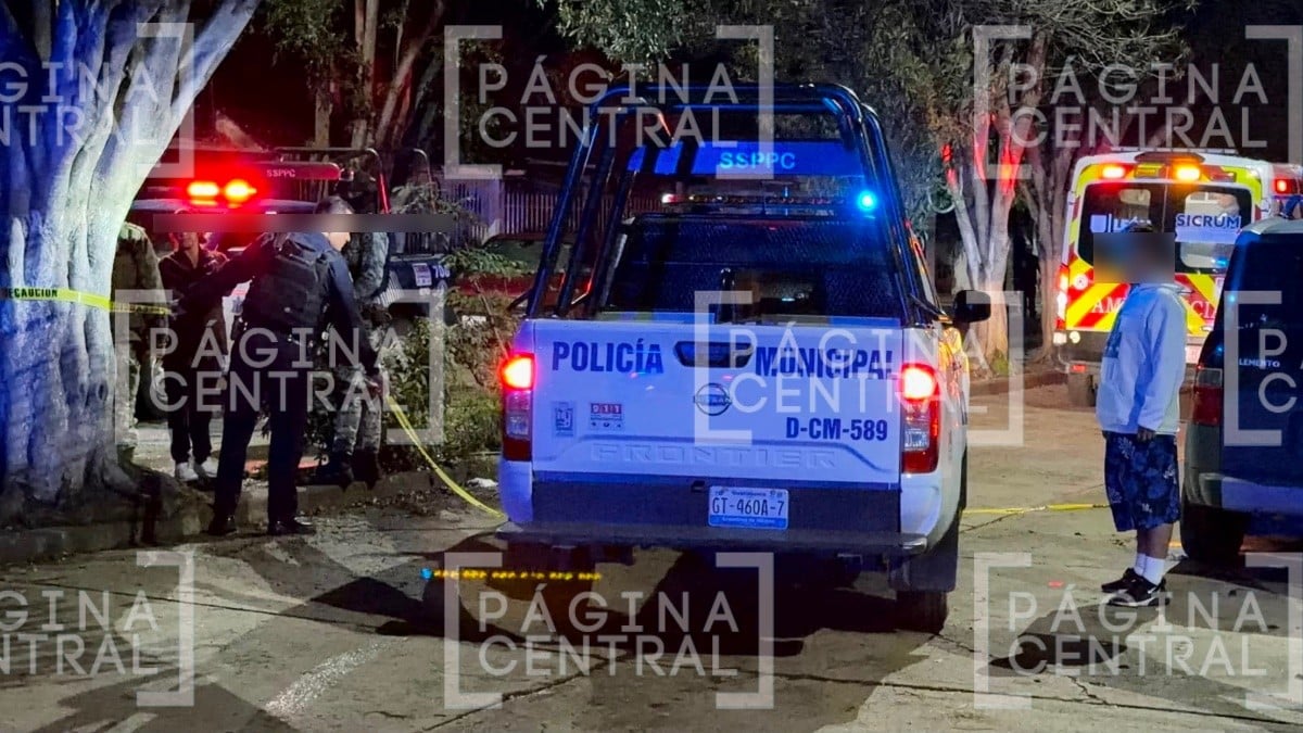 Dos hombres resultaron lesionados tras un ataque armado en Jardines de San Pedro. Uno fue hospitalizado y el agresor logró escapar antes del arribo policial