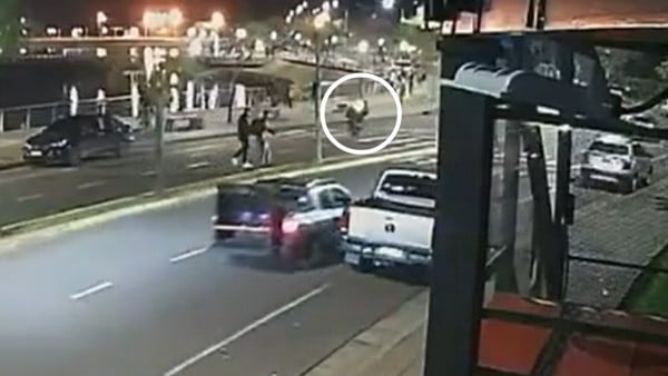 VIDEO ¡Todo por hacer 'caballito'! Motociclista atropella y mata a un militar