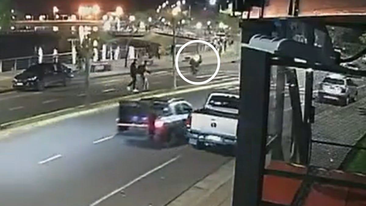 VIDEO ¡Todo por hacer 'caballito'! Motociclista atropella y mata a un militar