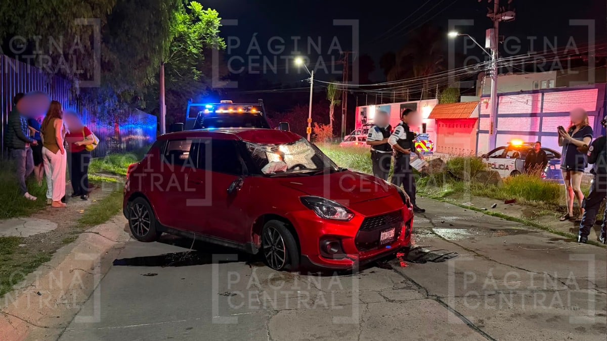 ¡Terminaron volcados! Pareja sufre fuerte accidente a un costado del parque Los Cárcamos