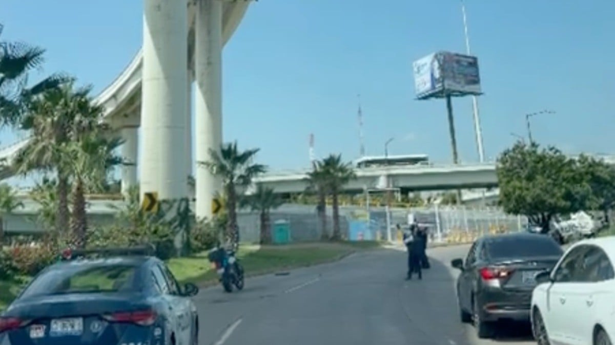 Cierran distribuidor vial Juan Pablo II por muerte de policía