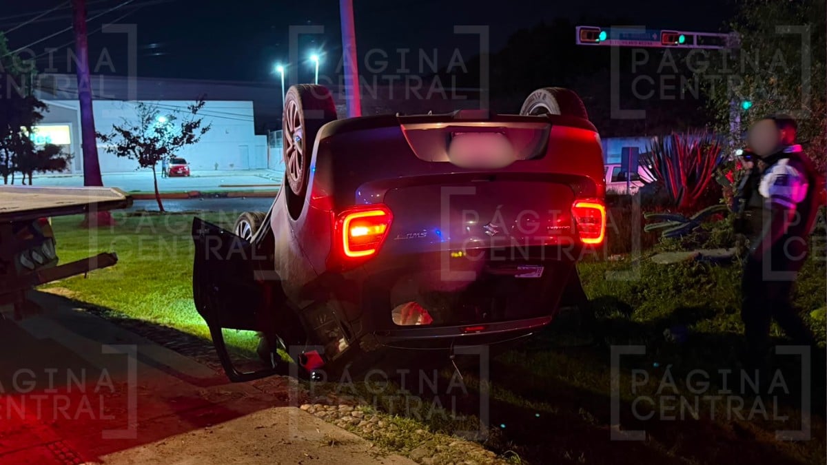 ¡Terminó llantas para arriba! Auto se vuelca tras subirse a la glorieta en Las Torres