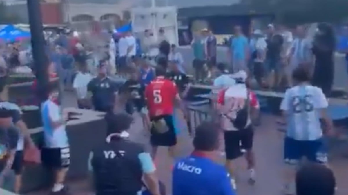Se agarran a golpes barristas argentinos... ¡entre ellos!